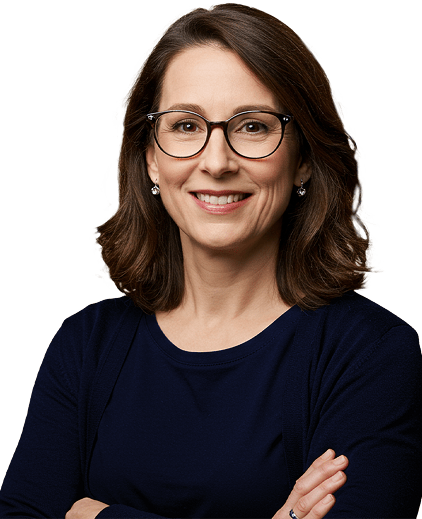 Mulher branca, com cabelos castanhos escuros, lisos com algumas ondas, na altura do ombro, de óculos e vestindo uma blusa escura