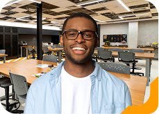 Estudante universitária sorrindo, usando blusa azul clara, na sala de aula da Unidade de Ensino Einstein.