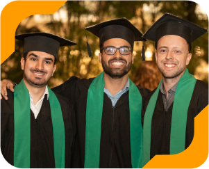 Formandos de beca sorrindo.