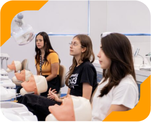 Unidade de Ensino moderna com teto de vidro e corredores abertos para um lindo jardim