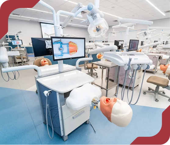 Laboratório de simulação e treinamento de Odontologia, com manequins de prática e equipamentos odontológicos modernos.