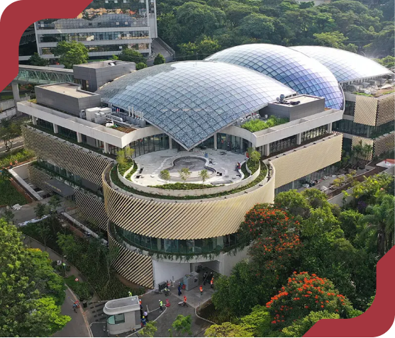 Vista aérea da Unidade do Ensino Einstein em São Paulo, destacando a arquitetura com telhados de vidro e áreas verdes.