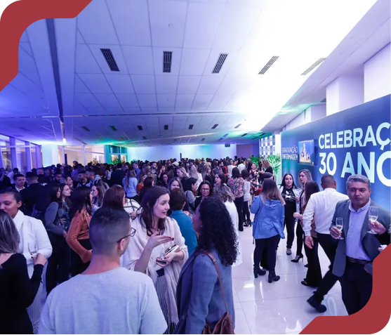 Celebração de 30 anos da Graduação em Enfermagem Einstein, com de alunos e profissionais da saúde.