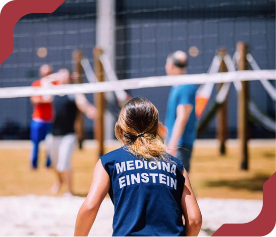 Estudante da Graduação em Medicina Einstein jogando vôlei de areia.