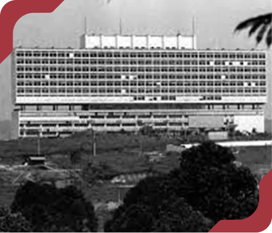 Foto histórica em preto e branco do Hospital Israelita Albert Einstein (HIAE) na época de sua fundação, vista da colina.