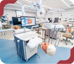 Laboratório de simulação e treinamento de Odontologia, com manequins de prática e equipamentos odontológicos modernos.