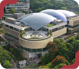 Vista aérea da Unidade do Ensino Einstein em São Paulo, destacando a arquitetura com telhados de vidro e áreas verdes.