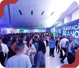 Celebração de 30 anos da Graduação em Enfermagem Einstein, com de alunos e profissionais da saúde.