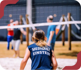 Estudante da Graduação em Medicina Einstein jogando vôlei de areia.