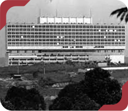 Foto histórica em preto e branco do Hospital Israelita Albert Einstein (HIAE) na época de sua fundação, vista da colina.